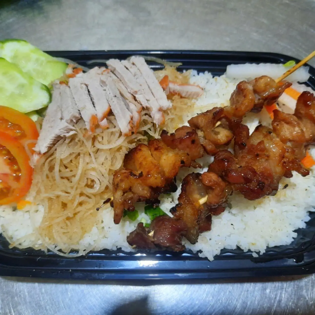 Hình ảnh Cơm thịt xiên nướng ( tặng canh )