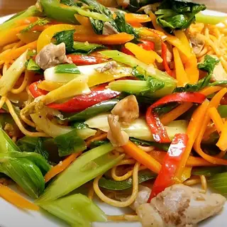 Hình ảnh Mì xào gà nấm - cải