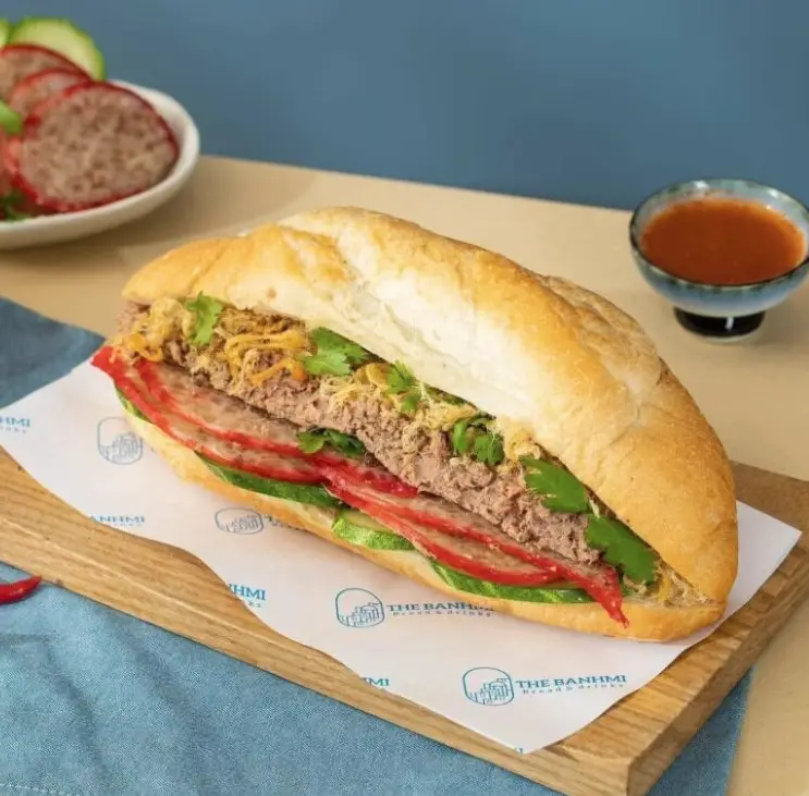 Hình ảnh Bánh mỳ pate - xúc xích đỏ truyền thống