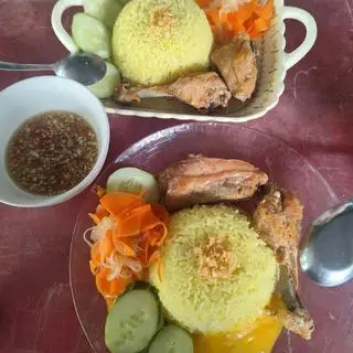 Hình ảnh Cơm gà sốt mắm tỏi bơ béo