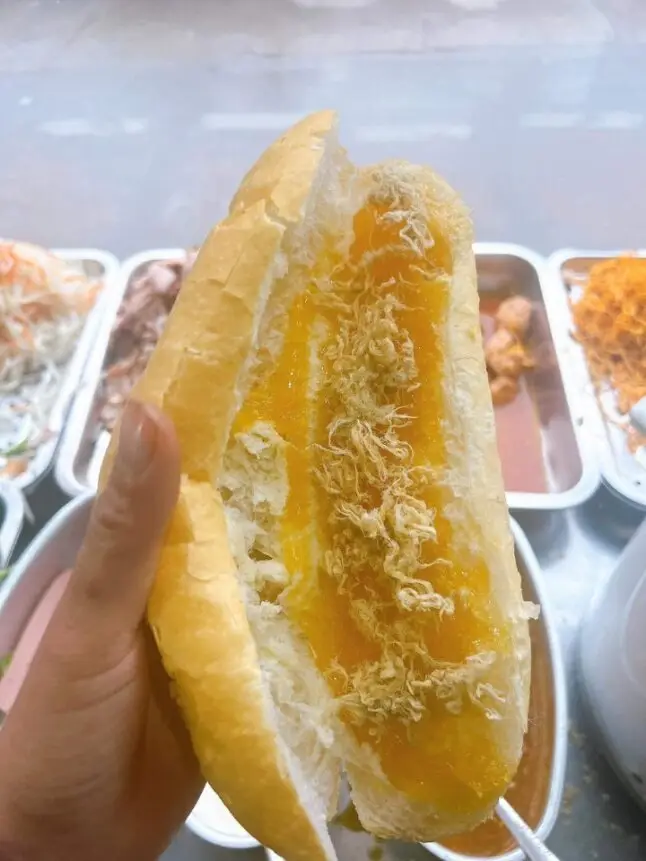 Hình ảnh Bánh mì sốt ong vàng chà bông