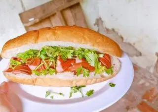 Hình ảnh Bánh mì xúc xích chà bông