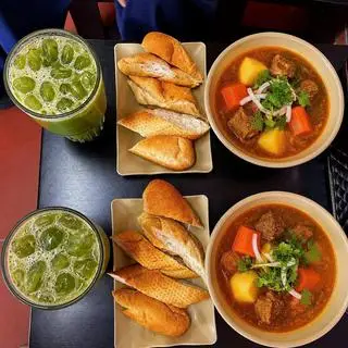 Hình ảnh Bò sốt vang, rau má đậu xanh