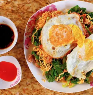 Hình ảnh Mỳ trộn tóp mỡ trứng ốp la