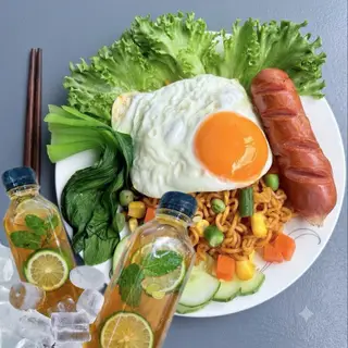 Hình ảnh Combo mì trộn trứng xúc xích - trà chanh