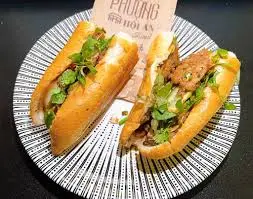Hình ảnh Bánh mì gà xé xá xíu