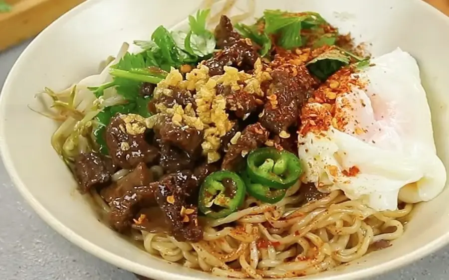 Hình ảnh Mì trộn bò - trứng