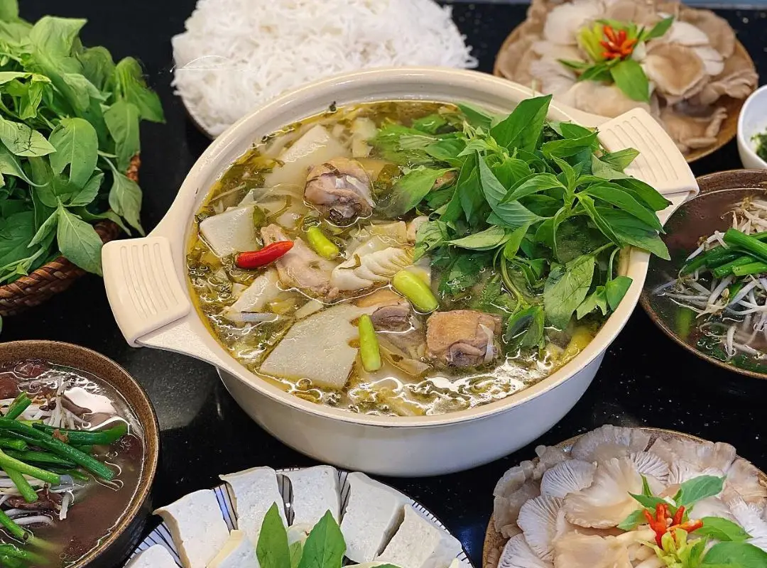 Hình ảnh Lẩu gà lá é vừa (4 người)