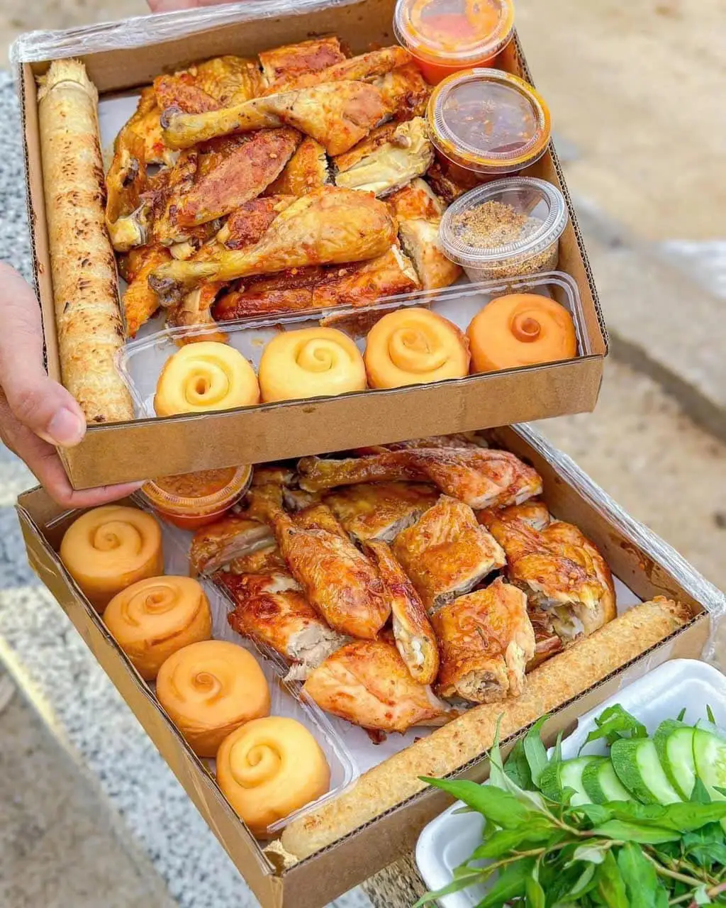 Hình ảnh Combo gà nướng nguyên con - 1 cơm lam - 5 màn thầu