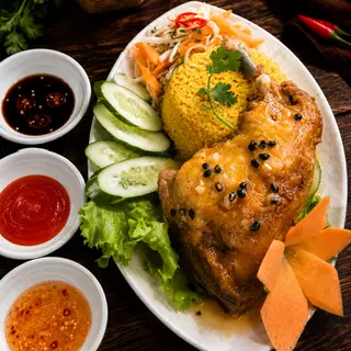 Hình ảnh Cơm gà xối mỡ - xốt chanh dây