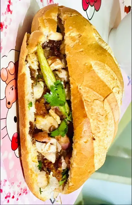 Hình ảnh Bánh mì heo quay đặc biệt  - sốt Gia Truyền xứ trung