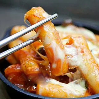 Hình ảnh Tokbokki sốt chả cá phủ phomai