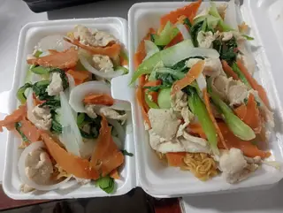Hình ảnh Mì xào gà đùi