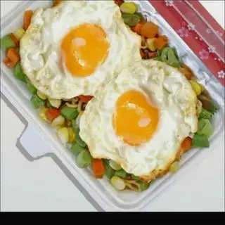 Hình ảnh Mì trộn 2 trứng ốp