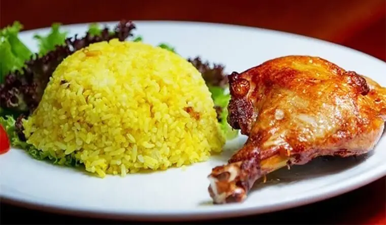 Hình ảnh Cơm gà xối mỡ đùi tỏi 