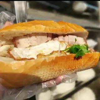 Hình ảnh Bánh mì heo quay trứng ốp la