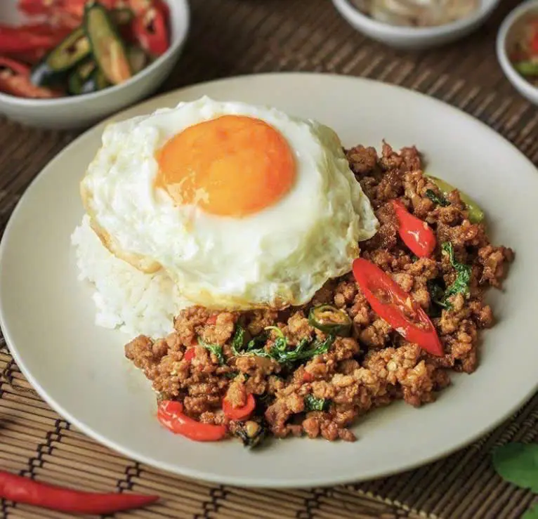Hình ảnh Cơm thịt heo xào húng quế