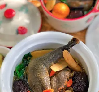 Hình ảnh Gà ác tần thuốc bắc - Nguyên con