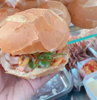 Hình ảnh Bánh mì cóc gà xé