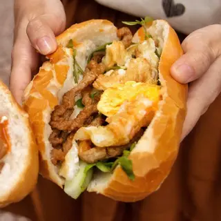 Hình ảnh Bánh mì chả trứng