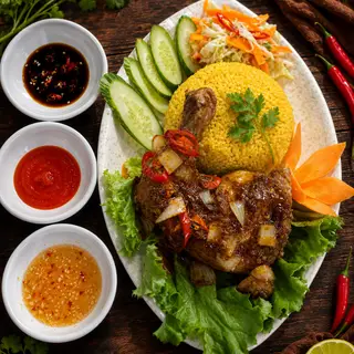 Hình ảnh Cơm gà xối mỡ - xốt Tứ Xuyên cay tê