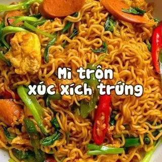 Hình ảnh Mì trộn trứng - xúc xích