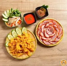 Hình ảnh Nửa con gà ủ muối hoa tiêu - bắp giò ủ muối