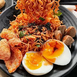 Hình ảnh Mì trộn trứng lòng đào - chả heo