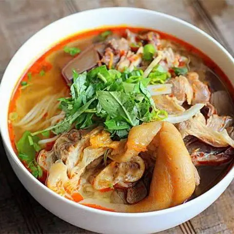 Hình ảnh Bún bò đầy đủ có giò
