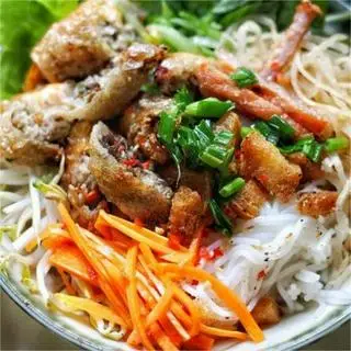 Hình ảnh Bún heo quay chả giò