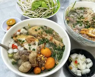 Hình ảnh Hủ tiếu gà chặt với lòng