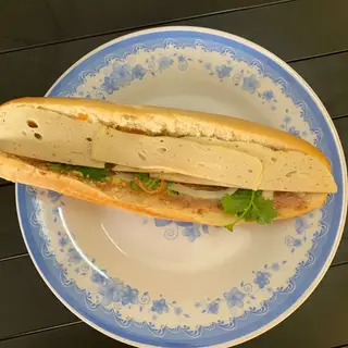 Hình ảnh Bánh mì que chả lụa
