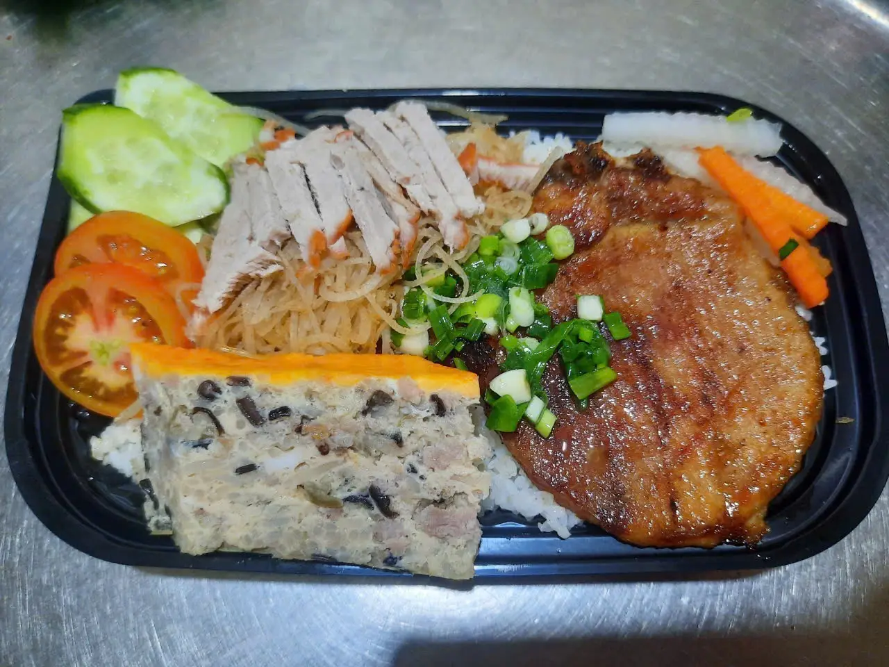 Hình ảnh Cơm sườn bì chả trứng ( tặng canh )
