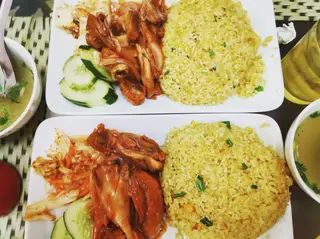 Hình ảnh Cơm gà xối mắm còn