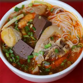 Hình ảnh Bún bò Huế đầy đủ