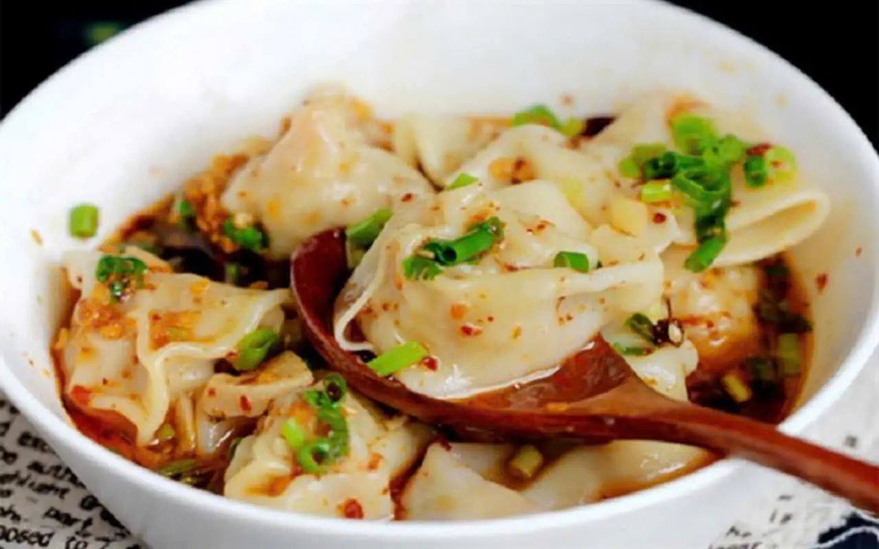 Hình ảnh Hoành thánh viên nước +  1 trái cây tráng miệng