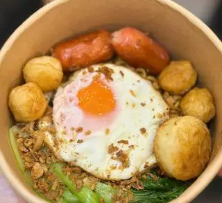 Hình ảnh Mì trộn sate viên thập cẩm