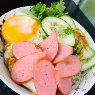 Hình ảnh Xôi trứng ốp - xúc xích