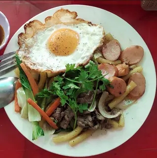 Hình ảnh Mì xào bò - xúc xích