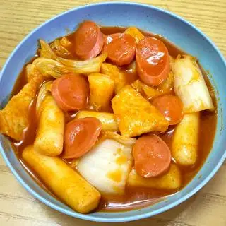 Hình ảnh Tokbokki sốt chả cá - xúc xích