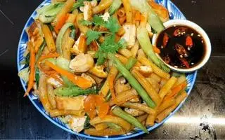 Hình ảnh Nui xào rau