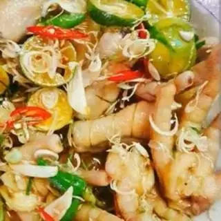 Hình ảnh Chân gà rút xương sả tắc ngâm phần lớn