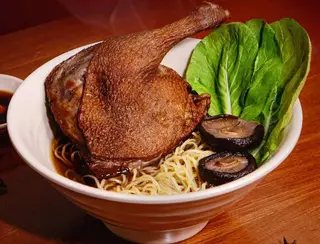 Hình ảnh Mì vịt tiềm má đùi