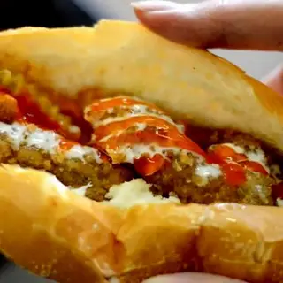 Hình ảnh Bánh mì gà nem