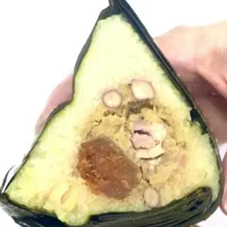 Hình ảnh Bánh ú thịt trứng muối lá ngót
