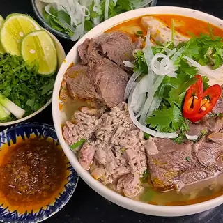 Hình ảnh Bún bò Huế đầy đủ