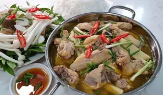 Hình ảnh Lẩu gà tre lá quế