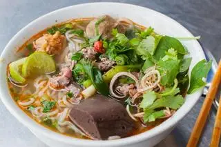 Hình ảnh Bún bò tái chả bò viên