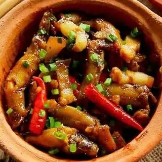 Hình ảnh Cơm ba rọi kho tộ kèm bắp cải luộc