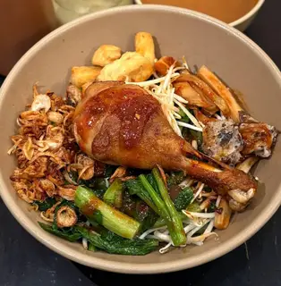 Hình ảnh Mì trộn đùi gà chiên giòn